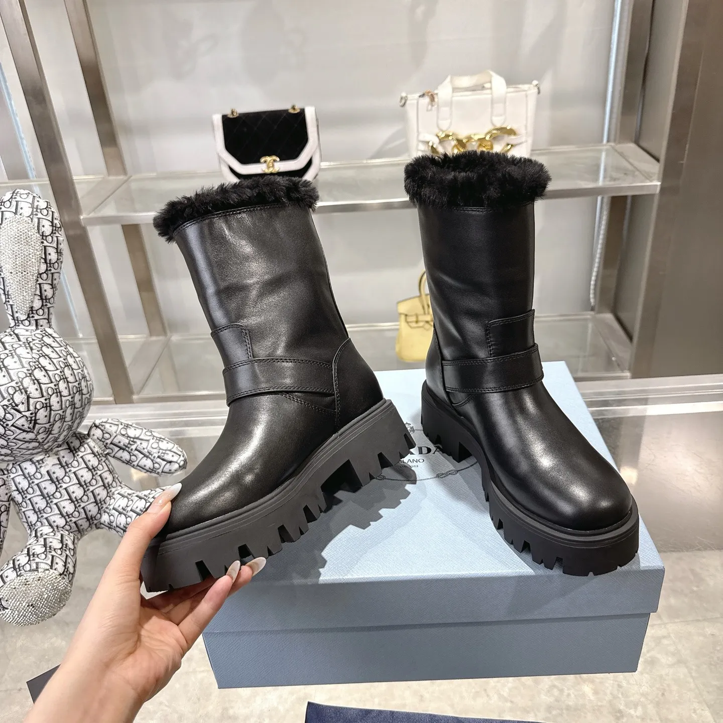👟👟Ex-factory price 700👟👟 🔥Heavyweight🔥4050 Prada/PRADA autumn and winter snow boots counter new thick-soled anti-ski boots warm wool short boots, the same style as PRADA autumn and winter T-stage catwalk catwalk celebrity stars, original 1:1 replica, high-quality quality! The top version is comfortable on the feet and makes you look slimmer, elegant and intellectual! It is a rare pair of comfortable and warm casual snow boots! ❶Fabric: High mercerized cow suede/first layer cowhide ❷Lining: %100 pure wool imported from Australia ❸Feet: %100 pure wool imported from Australia ❹Outsole: Original TPU foam bottom Four-color women's sizes: 36–42. Complete packaging, with certified pure cotton bag after-sales service card.
